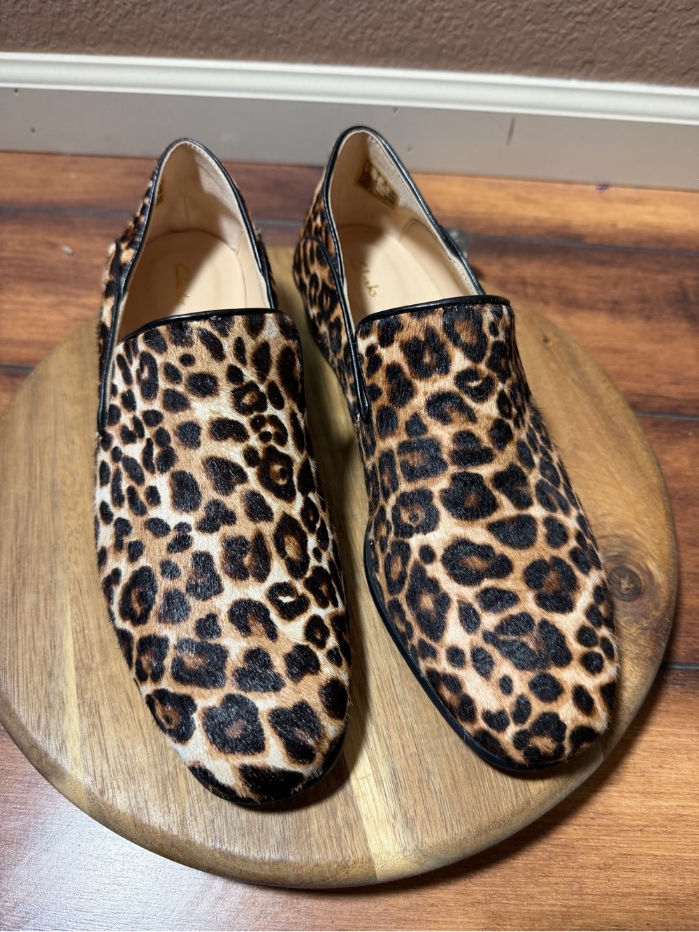 Clarks Women's Leopard Print Slip-On Leather Upper Loafers Black and Tan Size 7